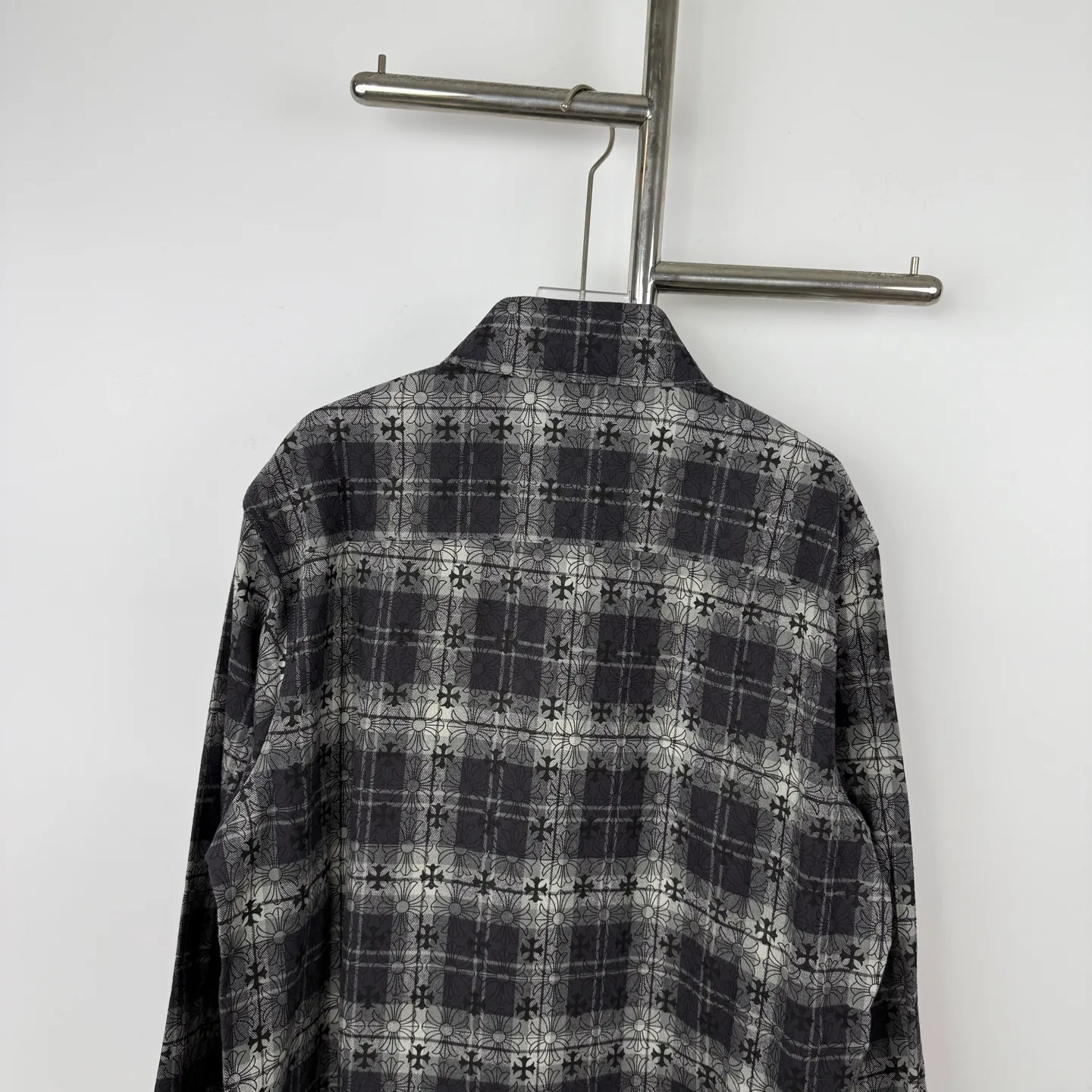 P230 💰Model number B26 Chrome Hearts classic cashew flower cross all-over printed jacquard long-sleeved top couple casual shirt 1️⃣Customized original jacquard fabric, high-quality pure cotton jacquard plaid fabric, soft and comfortable to the touch, a very high-quality fabric! 2️⃣The details of the workmanship are perfectly controlled. The lining is made of vest hemming, and the cuffs are made of double cross leather labels. It is different from the ordinary version. The collar is also designed with interlining, which shows high-end fashion and personality. The style is fashionable, simple and elegant, and it is a very versatile jacket! 4⃣️Complete accessories, all customized with original versions! Same style for men and women Color: cashew black Size: S, M, L, XL